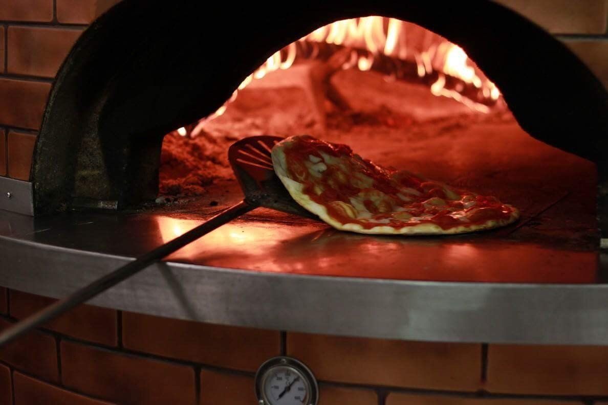 pizza margherita in un forno a legna