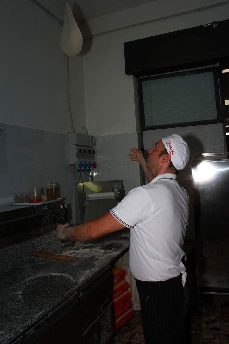 pizzaiolo durante la stesura della pizza