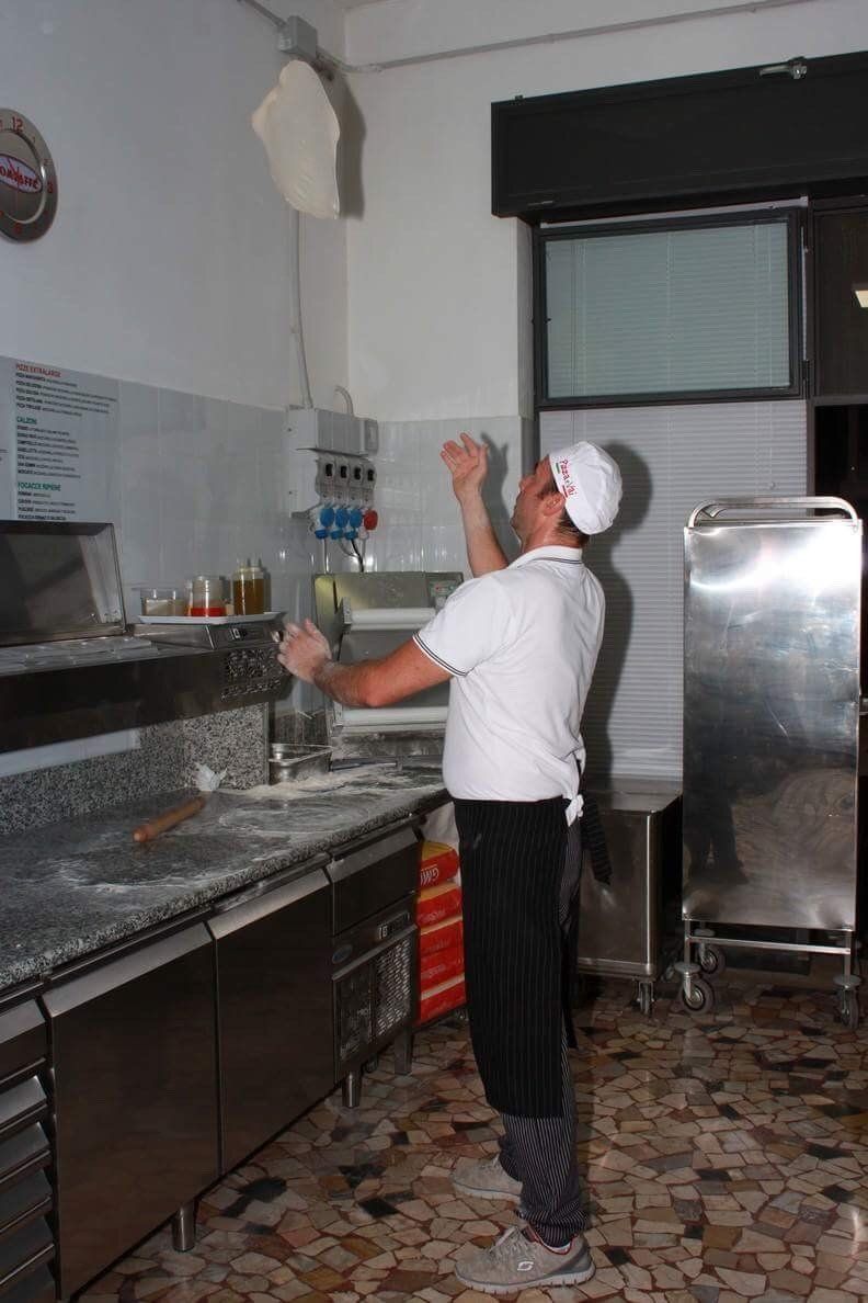 pizzaiolo durante la preparazione di una pizza