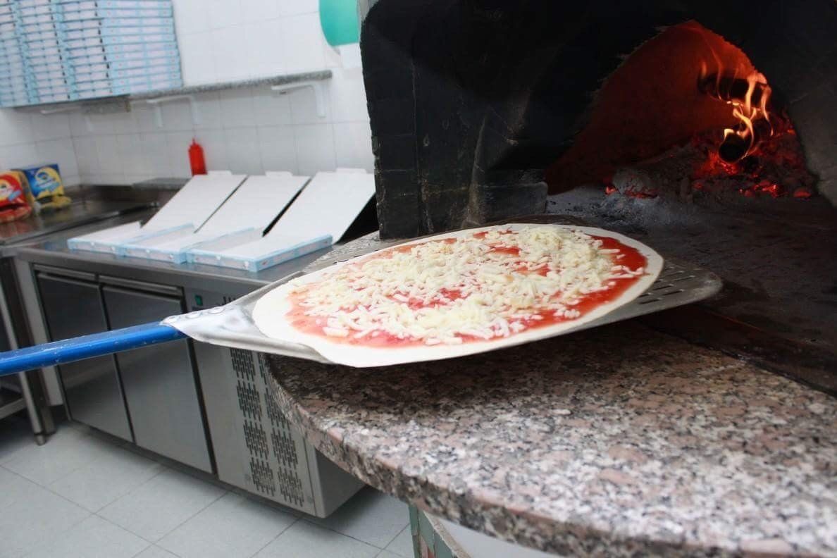 pizzaiolo distende l'impasto