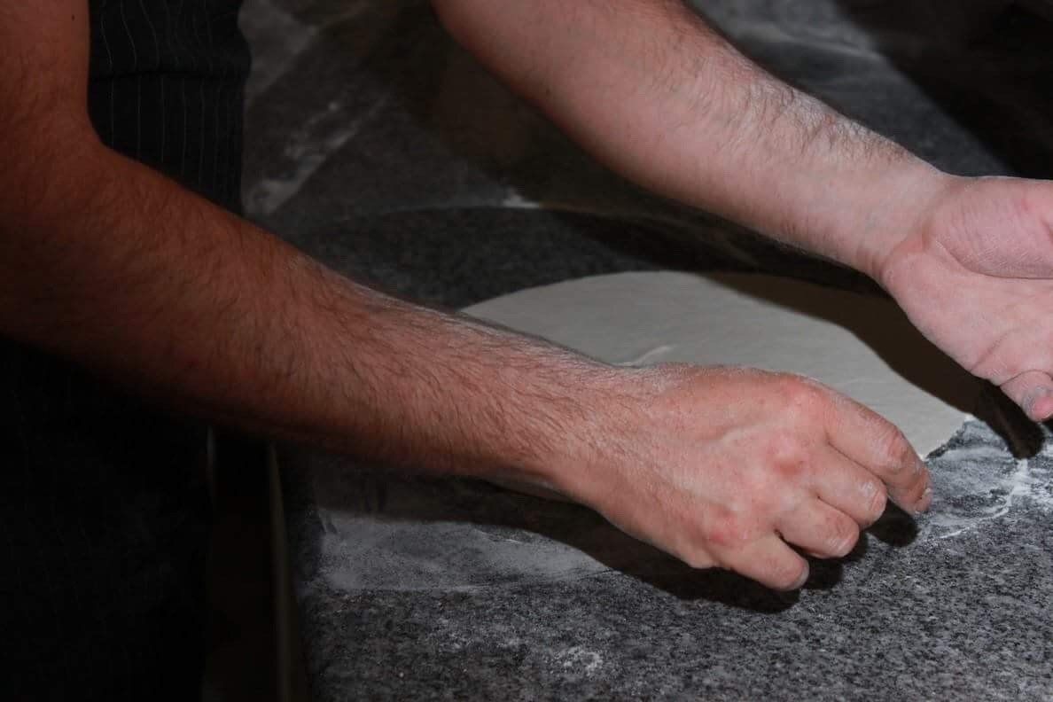 preparazione di una pizza margherita
