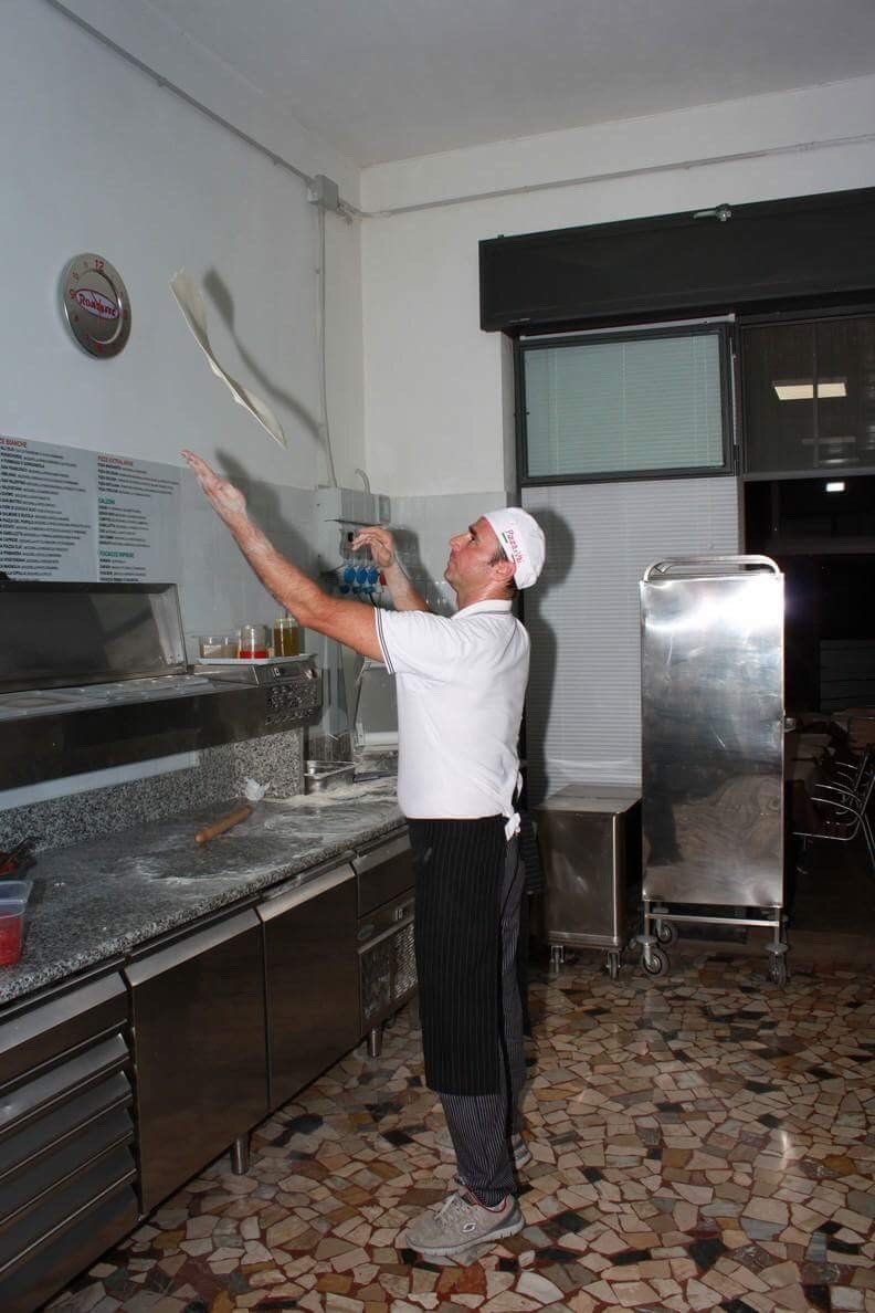 pizzaiolo durante la preparazione di un impasto