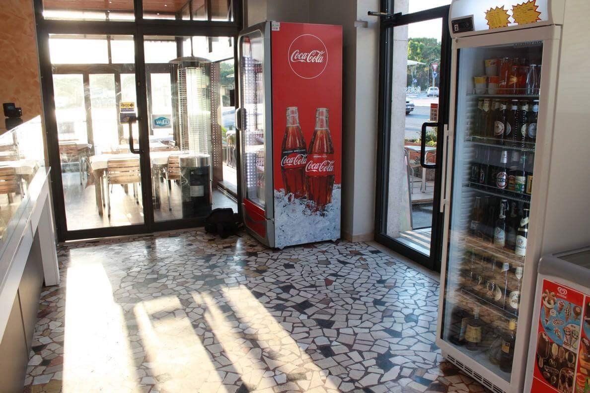 distributore di bevande in una pizzeria