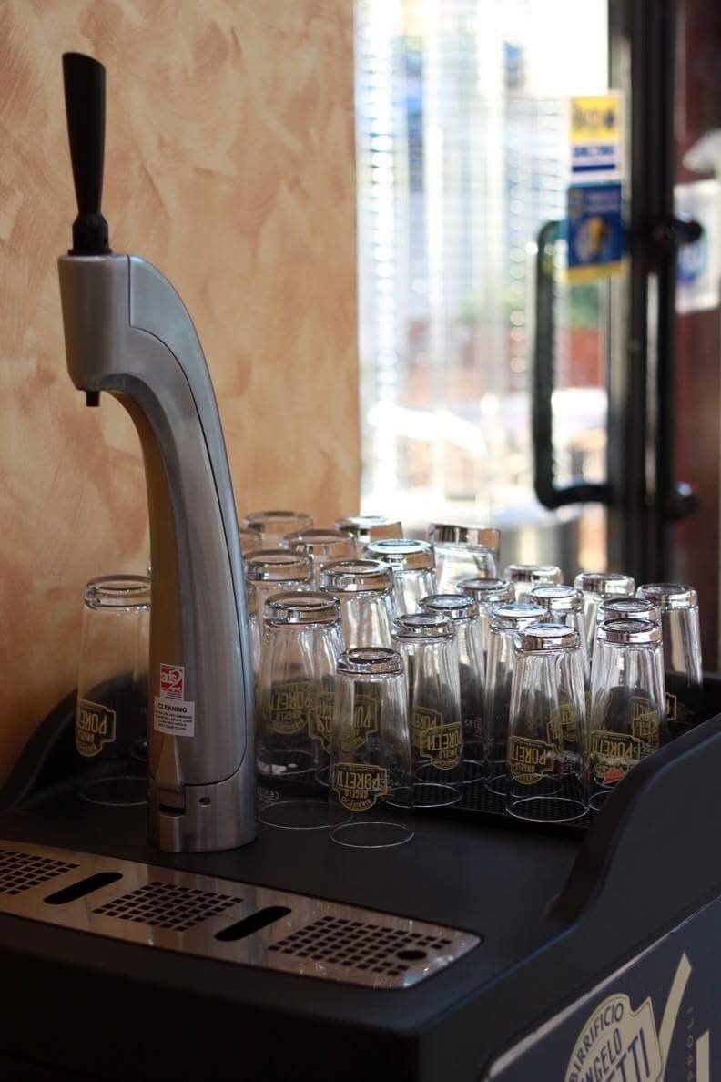 particolare di alcuni bicchieri in una pizzeria