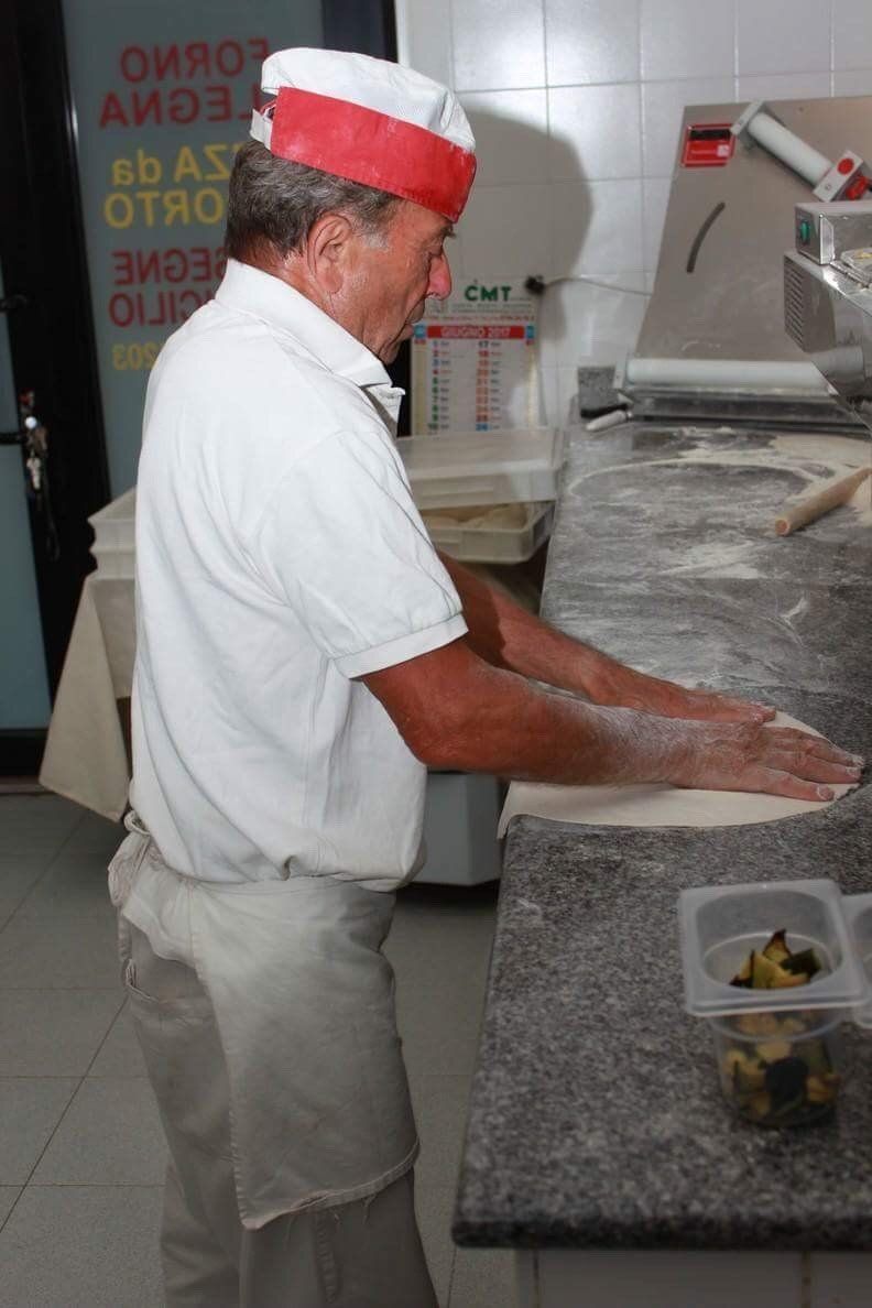 pizzaiolo durante la stesura dell'impasto