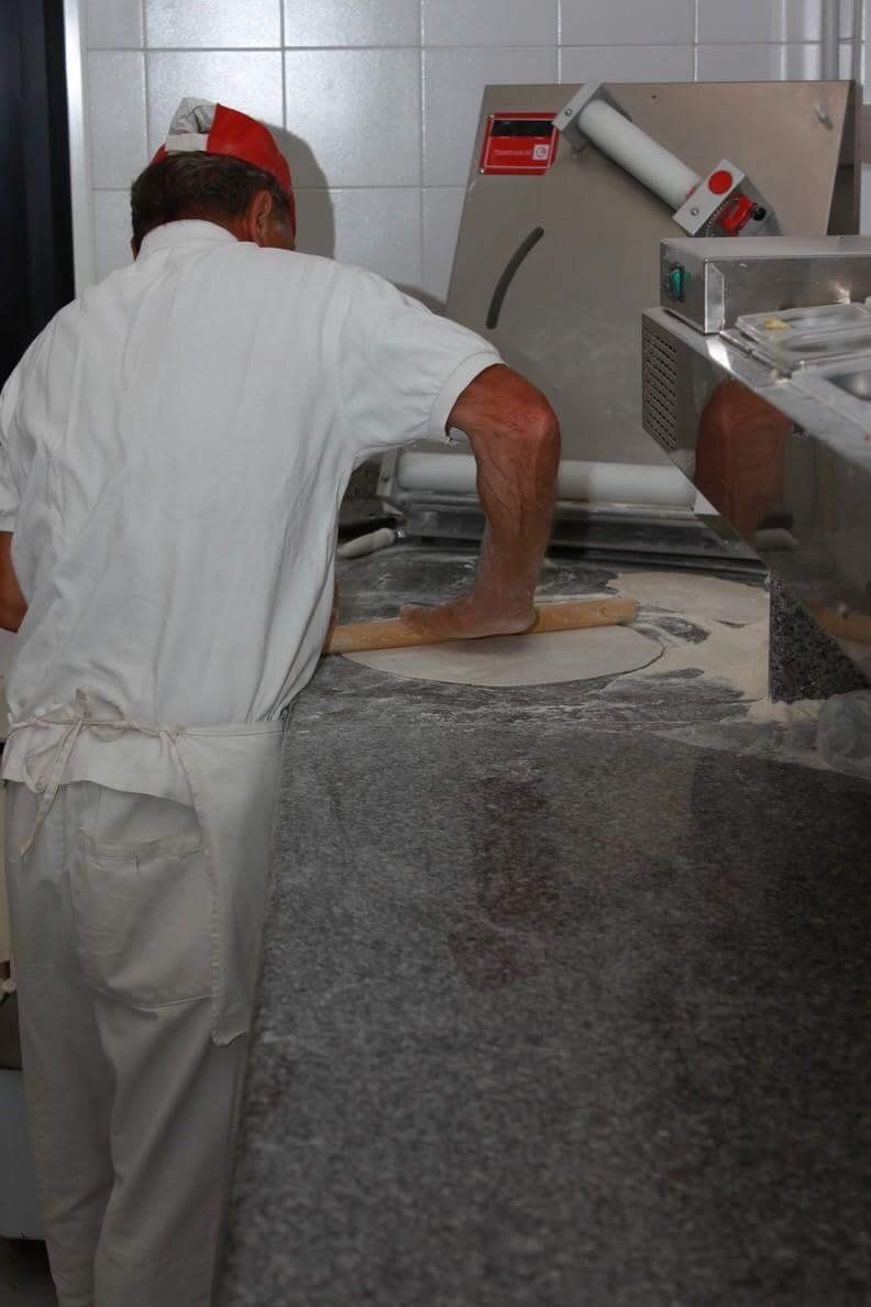 preparazione dell'impasto per pizze