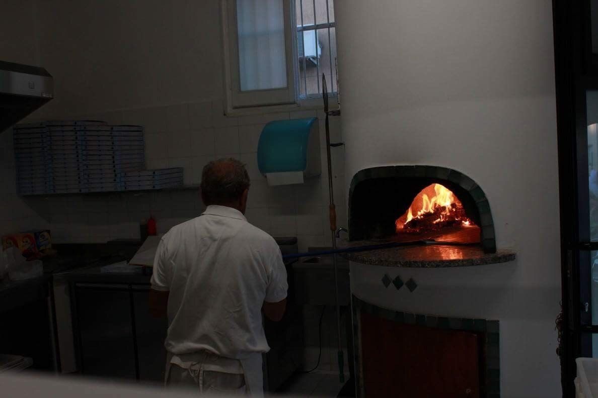 pizzaiolo in una pizzeria
