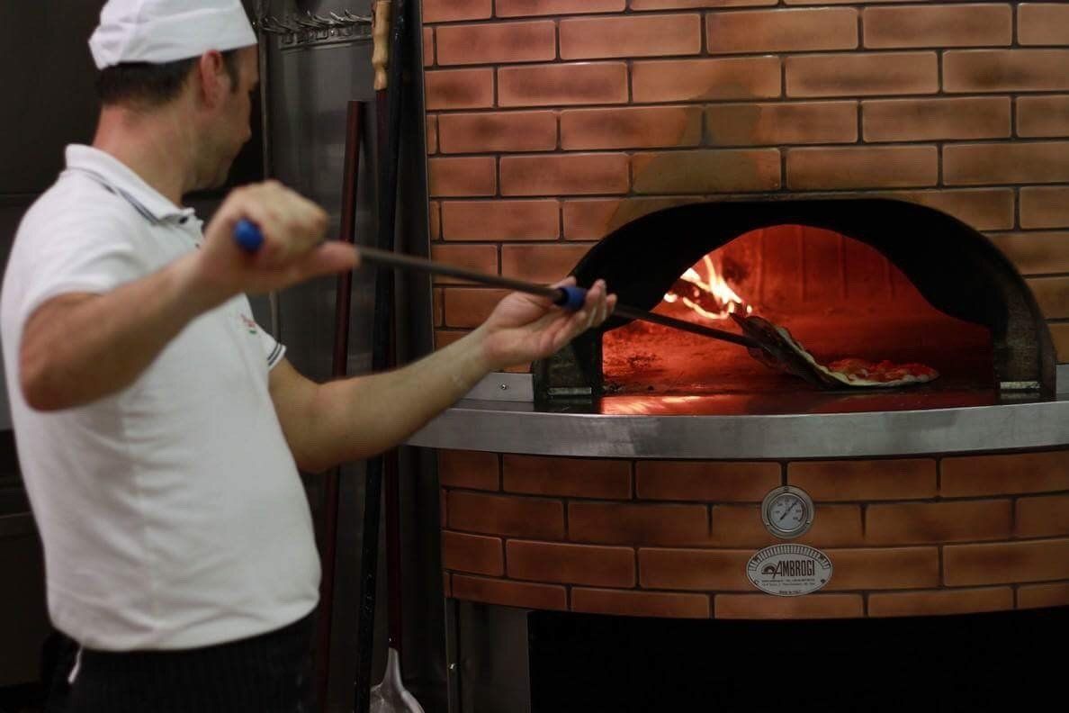 pizza margherita con foglie di basilico