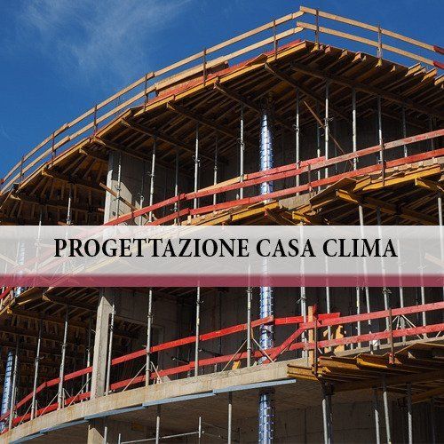 Un edificio in fase di costruzione e la scritta Progettazione Casa Clima