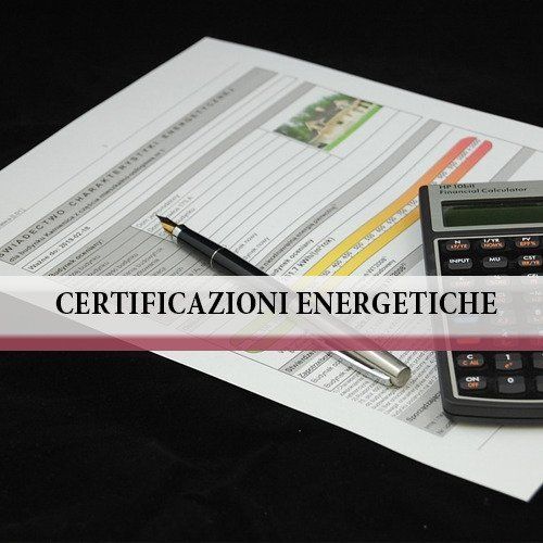 Una calcolatrice una penna, un modulo e la scritta certificazioni energetiche
