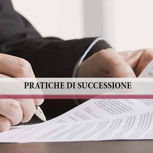 Una mano con una penna che scrive su un foglio e la scritta pratiche di successione