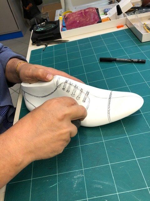Lezione lavorazione artigianato per scarpe