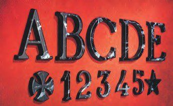 Lettere e numeri in marmo nero