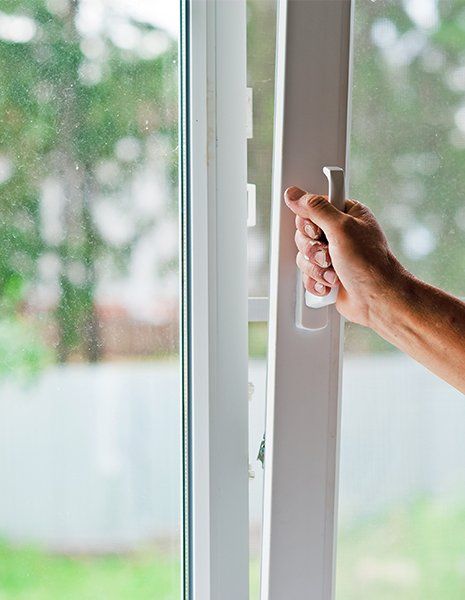 Campione della chiusura di una finestra di PVC basculante