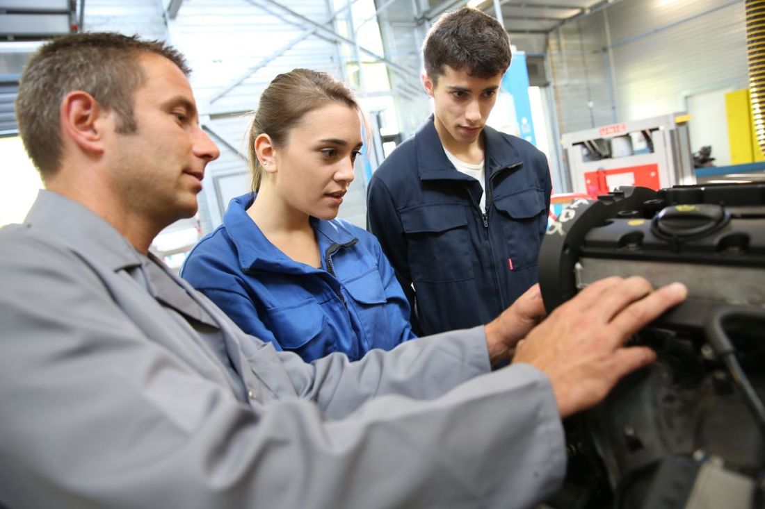 studenti impegnati in laboratorio di meccanica