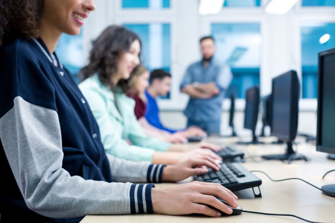 studenti impegnati in laboratorio linguistico