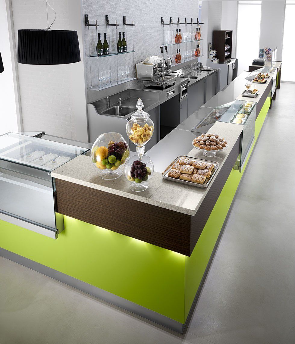 bancone ad angolo di una pasticceria