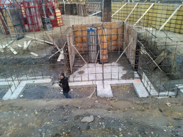 Un homme se tient au milieu d’un chantier de construction