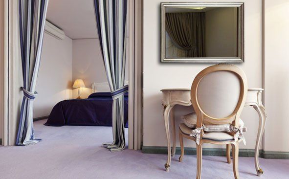 Une chambre avec un bureau, une chaise et un miroir