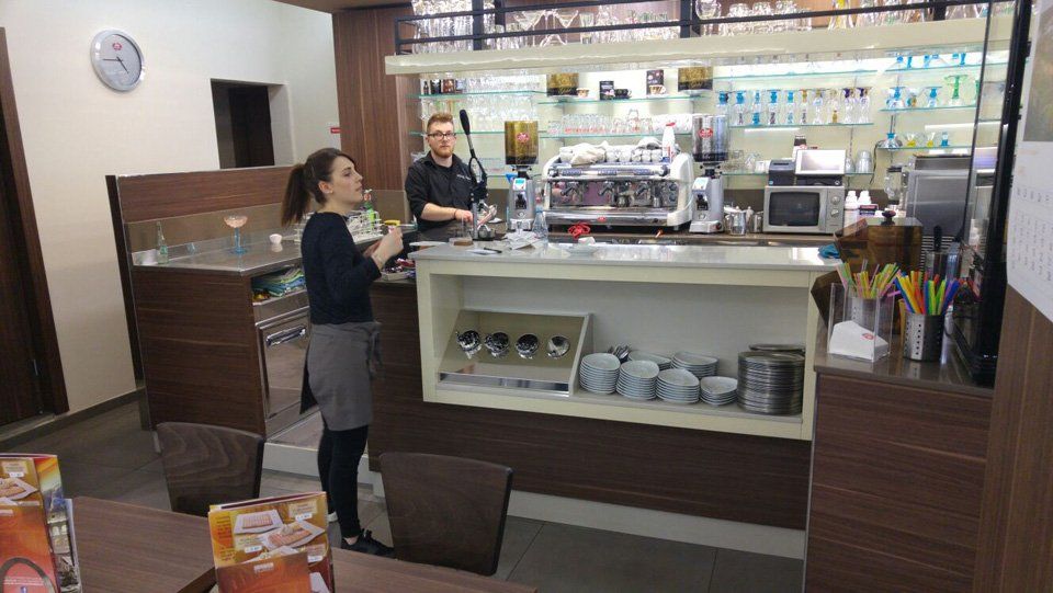 Theke der Konditorei und Eiscafè