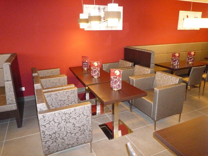 Tische und Sessel in der Bar