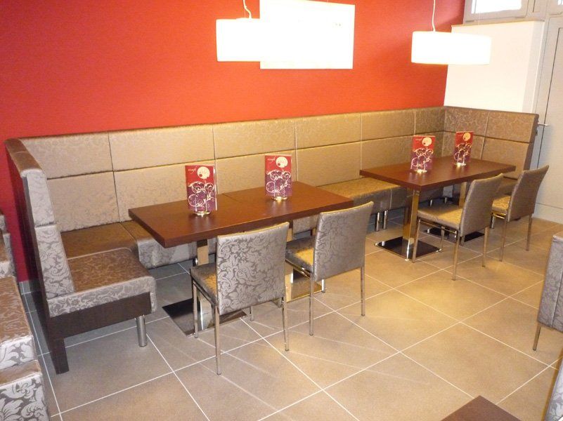 Designtische der Bar