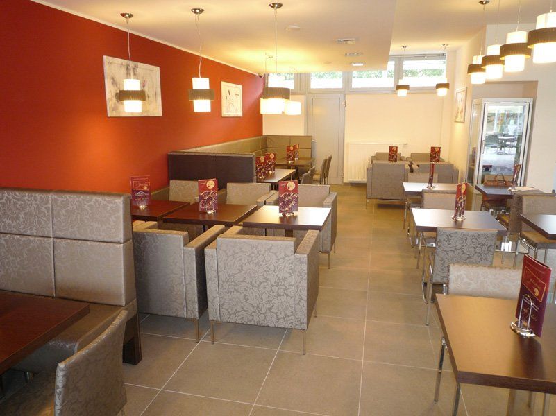 Sessel und Tische in der Bar