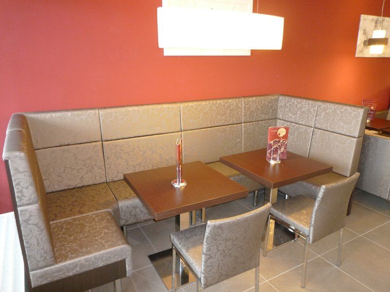 Ecke mit Bartischen