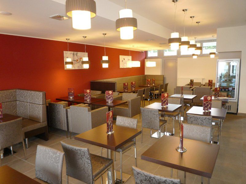 Bar-Innenausstattung in Orangetönen