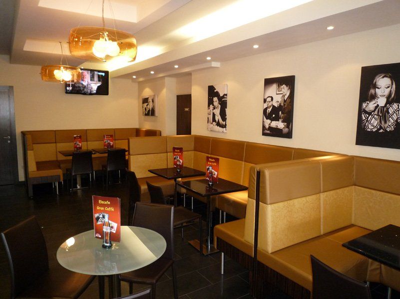 Barbereich mit Sofas