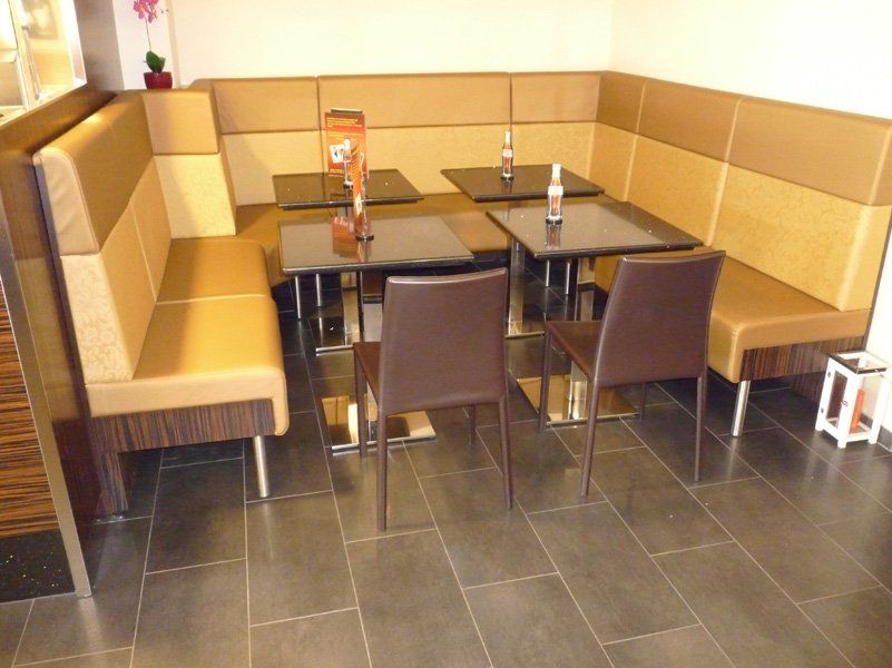 Goldfarbene Sofas und Tische in der Bar