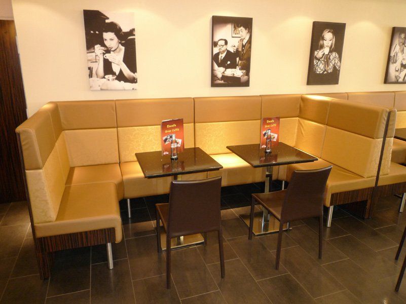 Zwei Tische mit goldenem Sofa