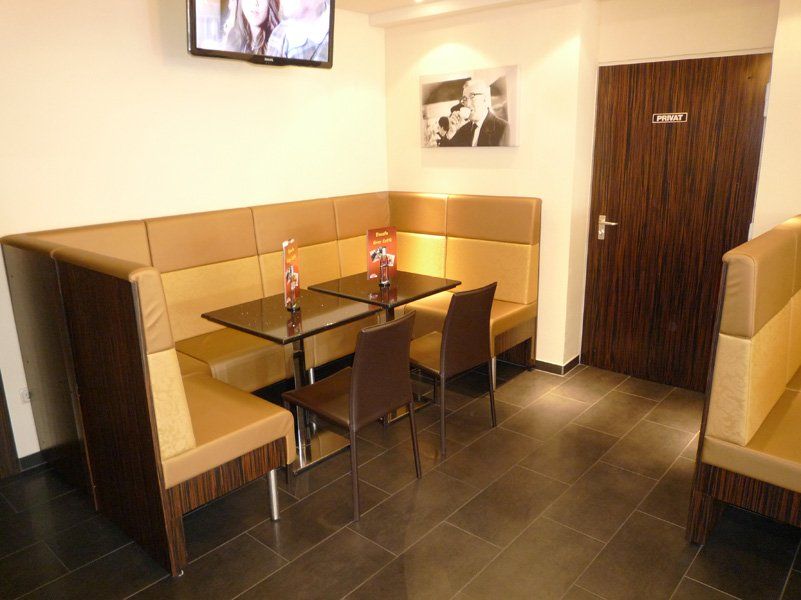 Übersicht über den Gastrobereich der Bar