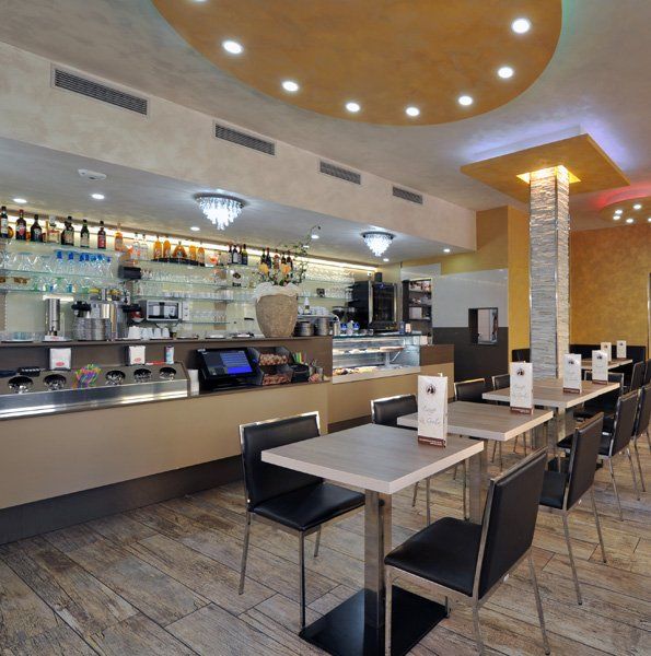 Bar-Theke mit Tischen
