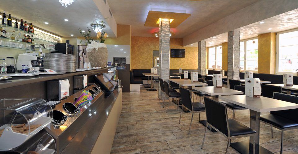 Bar-Theke mit Tischen und Stühlen und Säule