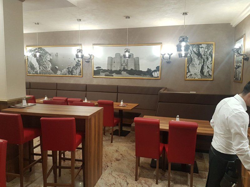 Couchtische und Theke in der Bar
