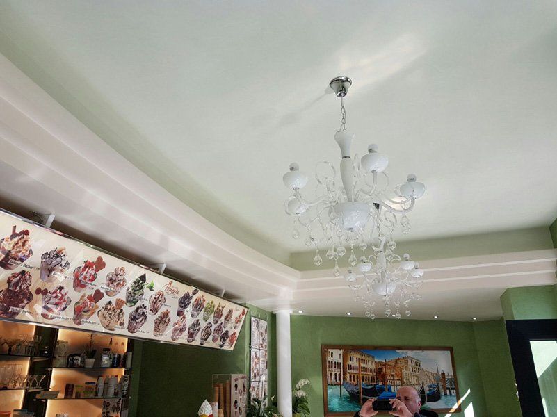 Design-Kronleuchter im Eiscafè