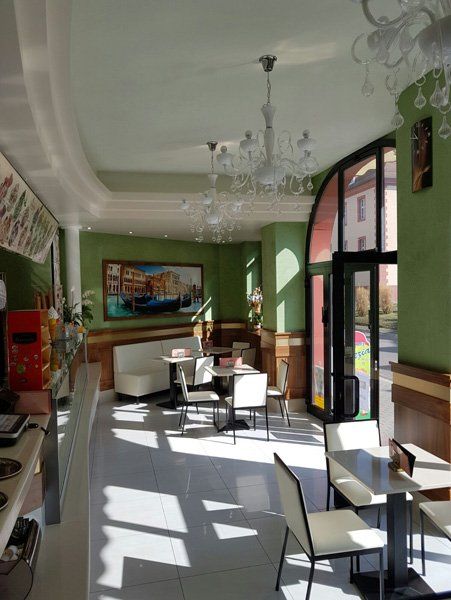 Übersicht des Innenraumes des Eiscafè