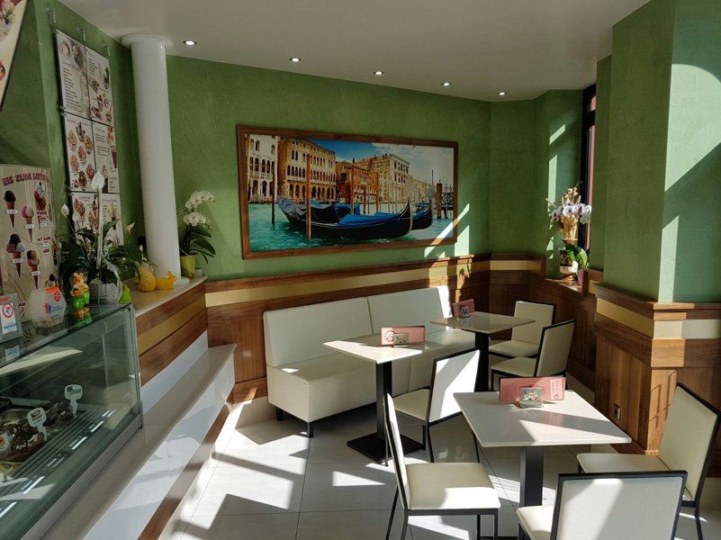 Eiscafè Tische mit Bild