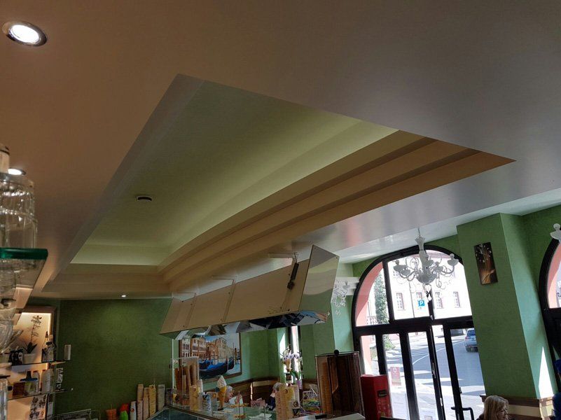 Interieur des Eiscafè mit grüner Decke