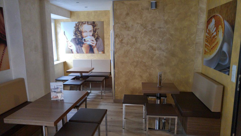 Innenansicht der Bar in Braun- und Ockertönen