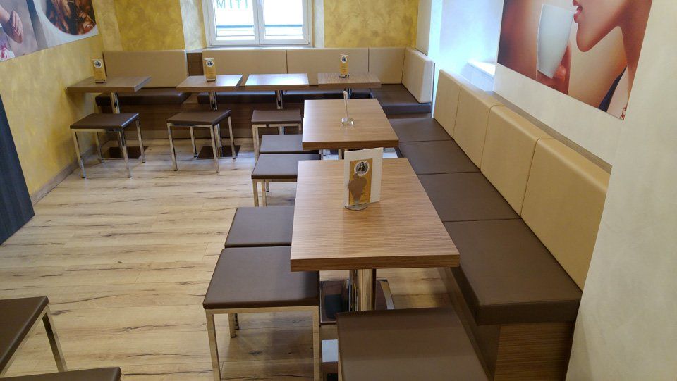 Bar mit Designhockern