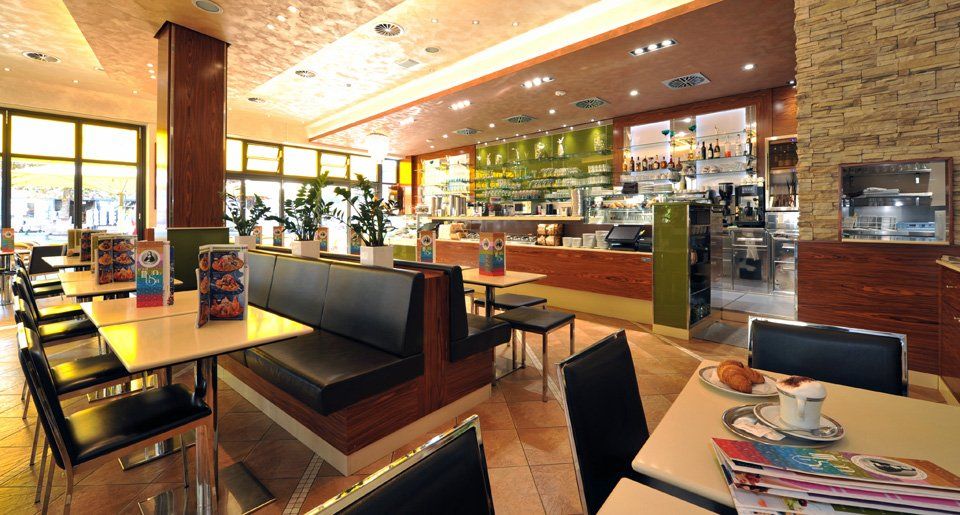 Bar mit Designerstühlen und Sofas