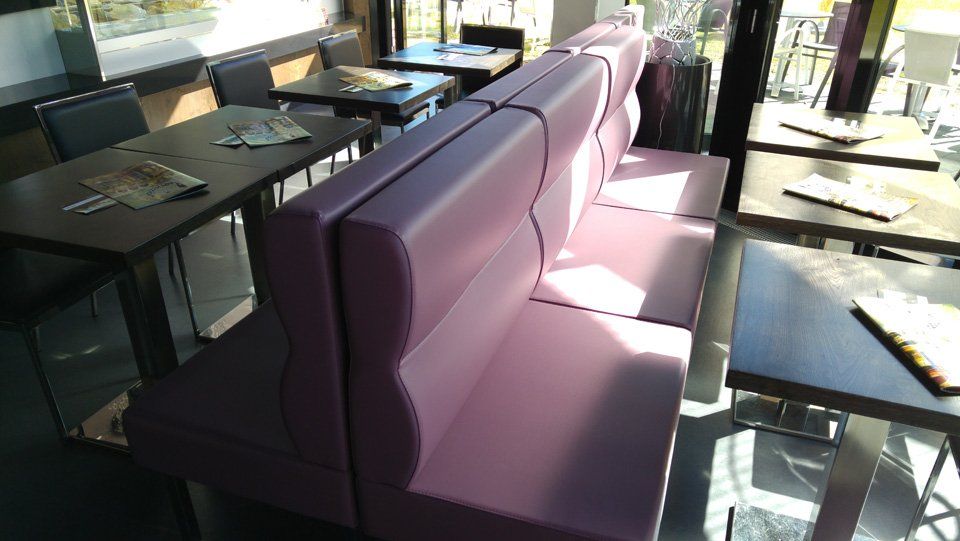 Violette Sofas im Bar Venezia