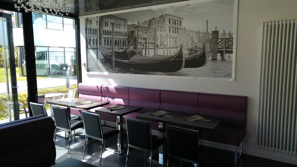 Innenansicht der Bar mit einem großen Bild von Venedig