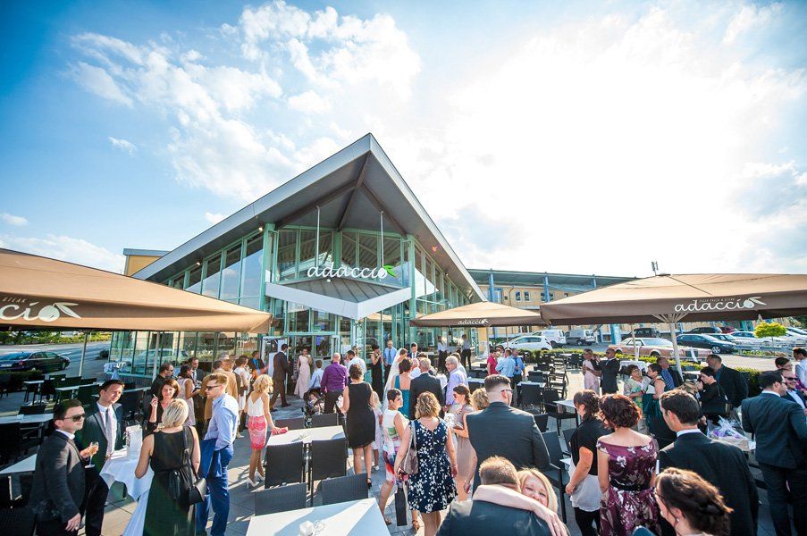 Outdoor-Tische des Restaurant Adaccio Ransbach