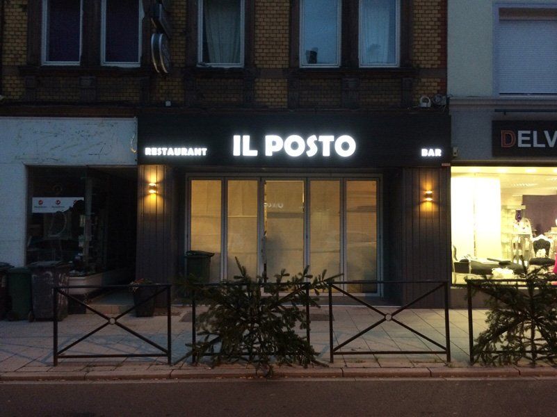 Aussenbereich mit Schild von Il Posto