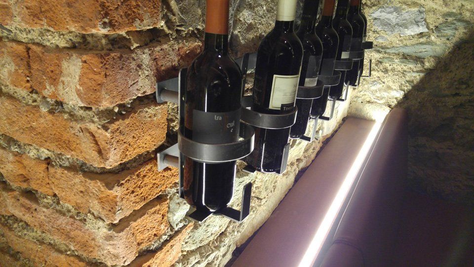 Weinflaschen im Restaurant La Strada