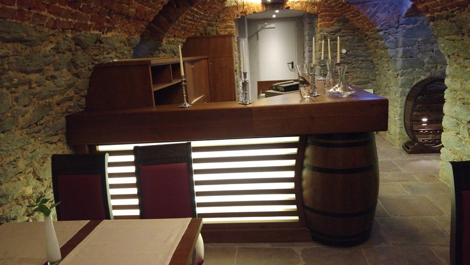 Theke des Restaurants La Strada mit Tisch
