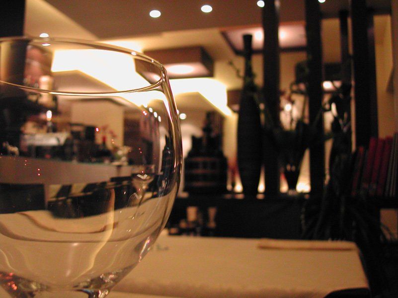 Innenansicht des Moretto cafe mit Weinglas